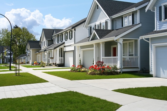 A row of well-landscaped, homes in a suburban neighborhood.